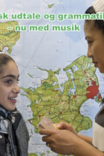 Se omslag af 'Dansk udtale og grammatik - nu med musik (CD)'